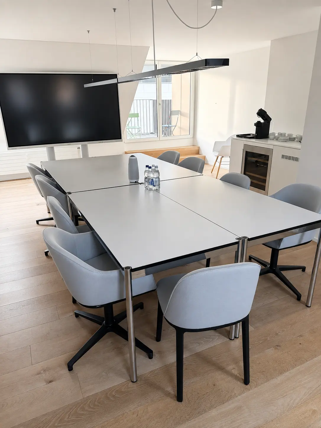 Sitzungszimmer mit Blick auf Kaffeestation und Terrassentür