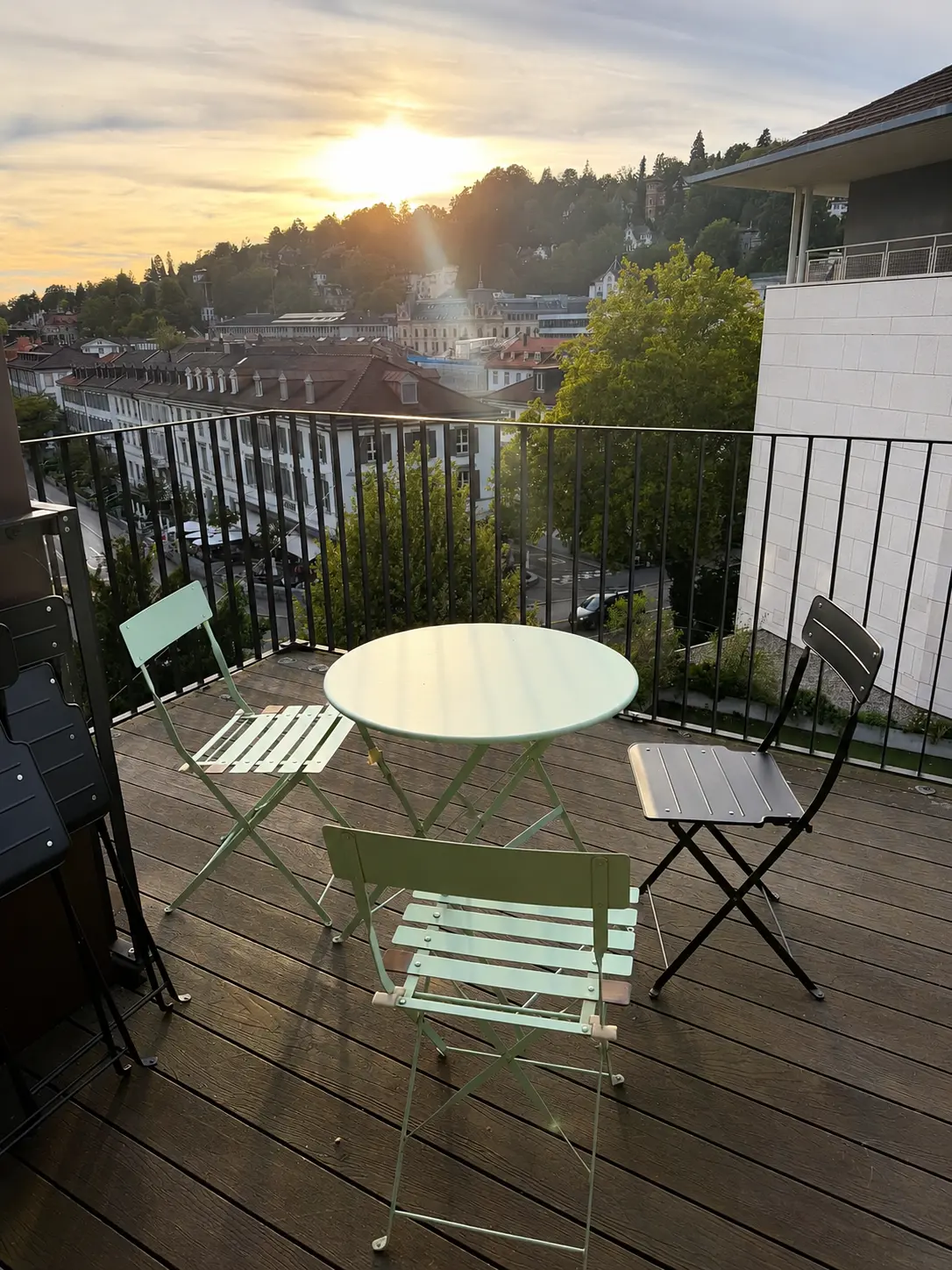 Dachterrasse mit Sitzgruppe und Blick über die Dächer von St.Gallen